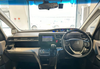 Подержанный автомобиль Honda Stepwgn 2017 года (18 фото)