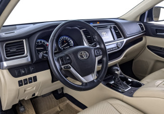 Подержанный автомобиль Toyota Highlander 2015 года (15 фото)