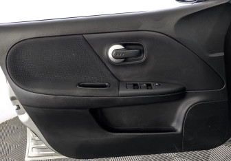 Подержанный автомобиль Nissan Note 2013 года (19 фото)