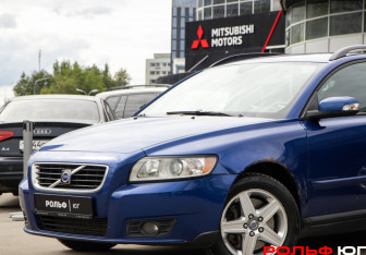 Подержанный автомобиль Volvo V50 2008 года (17 фото)
