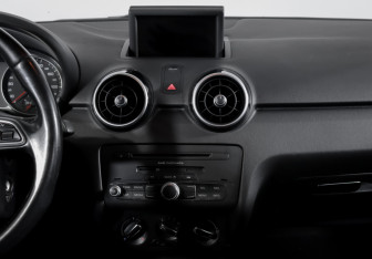 Подержанный автомобиль Audi A1 2014 года (13 фото)