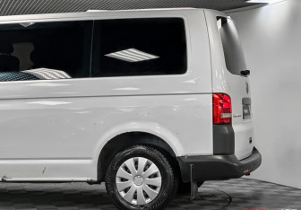 Подержанный автомобиль Volkswagen Caravelle 2010 года (17 фото)
