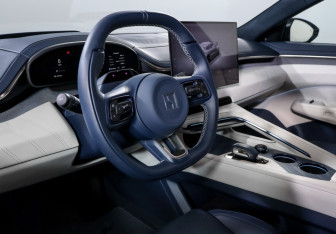 Подержанный автомобиль Zeekr 001 2024 года (14 фото)