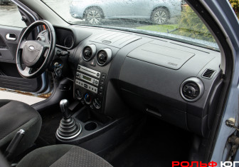 Подержанный автомобиль Ford Fusion 2005 года (7 фото)