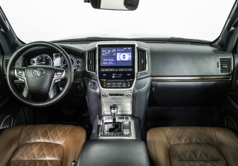 Подержанный автомобиль Toyota Land Cruiser Suv 2018 года (13 фото)