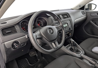 Подержанный автомобиль Volkswagen Jetta Sedan 2015 года (15 фото)
