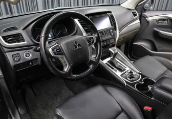 Подержанный автомобиль Mitsubishi Pajero Sport 2019 года (15 фото)