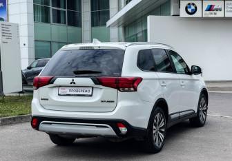 Подержанный автомобиль Mitsubishi Outlander 2019 года (5 фото)