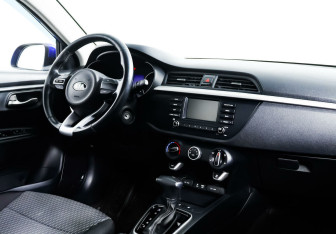 Подержанный автомобиль Kia Rio Hatchback 2018 года (9 фото)