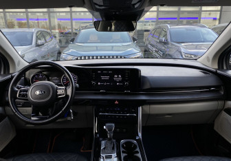 Подержанный автомобиль Kia Carnival 2021 года (11 фото)