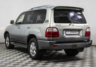 Подержанный автомобиль Lexus LX 2004 года (7 фото)