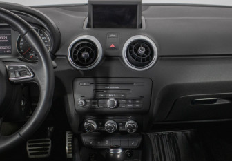 Подержанный автомобиль Audi A1 2011 года (14 фото)