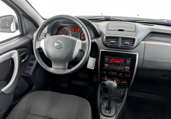 Подержанный автомобиль Nissan Terrano 2014 года (26 фото)