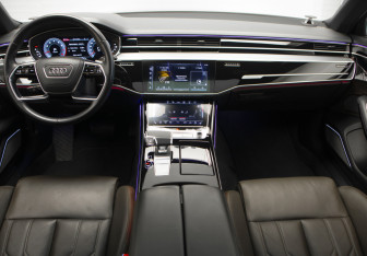 Подержанный автомобиль Audi A8 2022 года (8 фото)