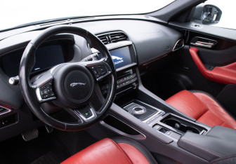 Подержанный автомобиль Jaguar F-Pace 2018 года (9 фото)
