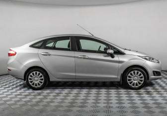 Подержанный автомобиль Ford Fiesta Sedan 2015 года (4 фото)