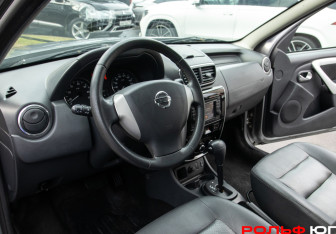 Подержанный автомобиль Nissan Terrano 2015 года (12 фото)