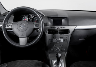 Подержанный автомобиль Opel Astra Hatchback 2006 года (12 фото)