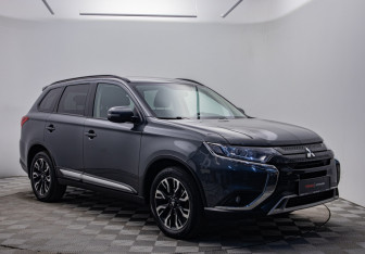 Подержанный автомобиль Mitsubishi Outlander 2021 года (3 фото)