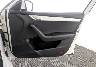 Подержанный автомобиль Skoda Octavia Liftback 2018 года (24 фото)