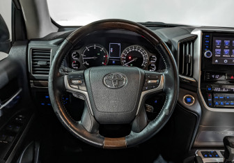 Подержанный автомобиль Toyota Land Cruiser Suv 2015 года (22 фото)