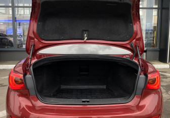 Подержанный автомобиль Infiniti Q50 2015 года (9 фото)