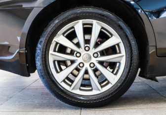 Подержанный автомобиль Infiniti Q50 2017 года (25 фото)