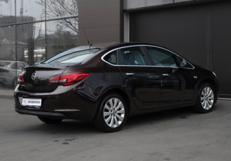 Подержанный автомобиль Opel Astra Sedan 2013 года (5 фото)
