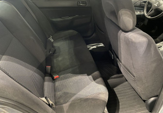 Подержанный автомобиль Mitsubishi Lancer Sedan 2006 года (11 фото)