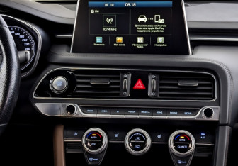 Подержанный автомобиль Genesis G70 2019 года (15 фото)