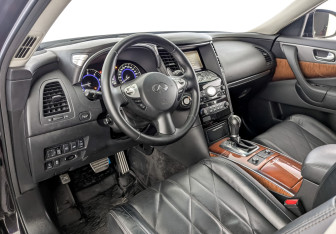 Подержанный автомобиль Infiniti QX70 2015 года (16 фото)