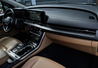 Подержанный автомобиль Kia Carnival 2021 года (7 фото)