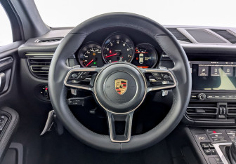 Подержанный автомобиль Porsche Macan 2021 года (21 фото)