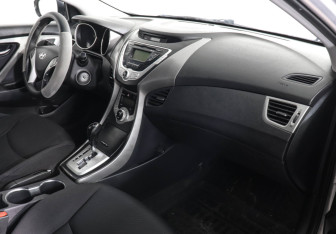 Подержанный автомобиль Hyundai Elantra Sedan 2011 года (10 фото)
