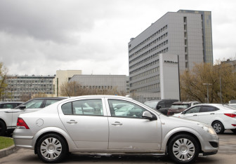 Подержанный автомобиль Opel Astra Sedan 2010 года (3 фото)