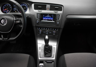 Подержанный автомобиль Volkswagen Golf Hatchback 2013 года (18 фото)