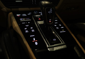 Подержанный автомобиль Porsche Cayenne 2018 года (18 фото)