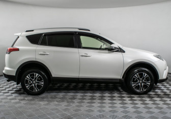 Подержанный автомобиль Toyota RAV4 2015 года (4 фото)