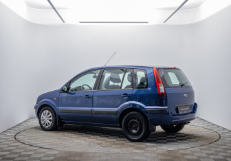 Подержанный автомобиль Ford Fusion 2008 года (7 фото)