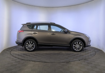Подержанный автомобиль Toyota RAV4 2018 года (4 фото)