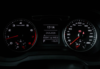 Подержанный автомобиль Audi Q3 2015 года (11 фото)