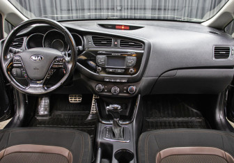 Подержанный автомобиль Kia Ceed Hatchback 2014 года (14 фото)