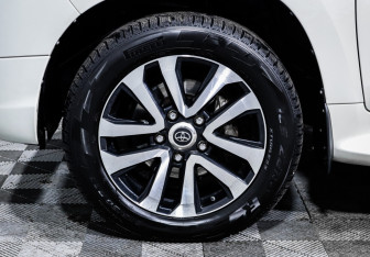 Подержанный автомобиль Toyota Land Cruiser Suv 2017 года (15 фото)