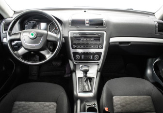 Подержанный автомобиль Skoda Octavia Liftback 2012 года (11 фото)