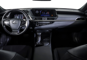 Подержанный автомобиль Lexus ES 2020 года (12 фото)