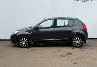 Подержанный автомобиль Renault Sandero 2010 года (8 фото)
