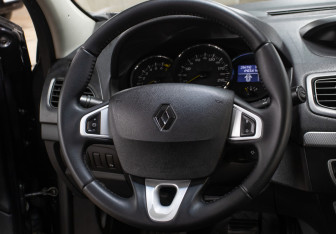 Подержанный автомобиль Renault Fluence 2010 года (17 фото)