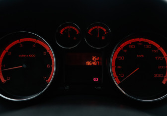 Подержанный автомобиль Peugeot 308 Hatchback 2009 года (15 фото)