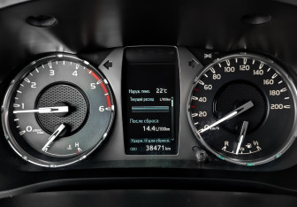 Подержанный автомобиль Toyota Hilux 2021 года (13 фото)