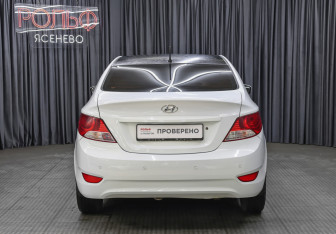 Подержанный автомобиль Hyundai Solaris Sedan 2011 года (6 фото)